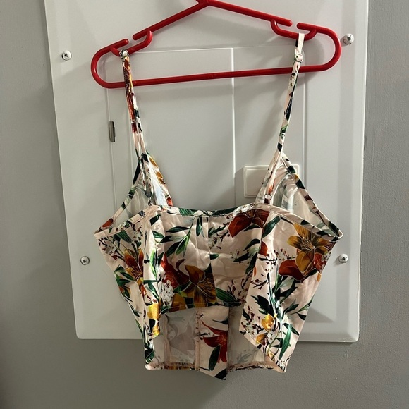 PrettyLittleThing Cream Camisole Crop Top with Floral Print - Picture 2 of 2